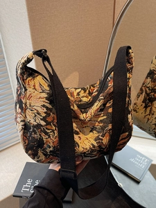 Retro floral jacquard tote bag with wide black strap and round zipper closure design
