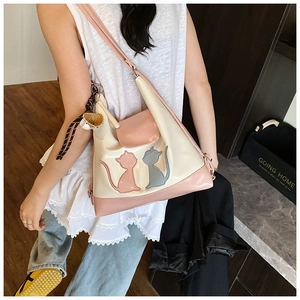 Détail du sac à main rose et blanc en similicuir avec motifs de chats mignons