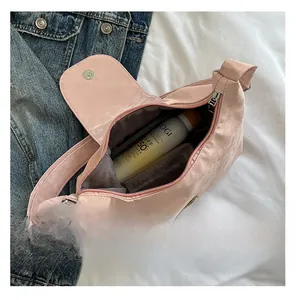 Vue intérieure du sac seau rose avec nœud montrant la capacité de rangement