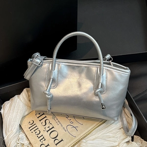 Sac cabas argenté métallisé avec double poignée et bandoulière amovible élégante