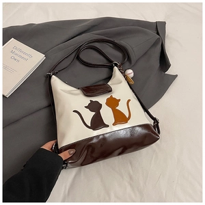 Détail du sac cabas à thème chat avec coutures contrastées et finitions métalliques