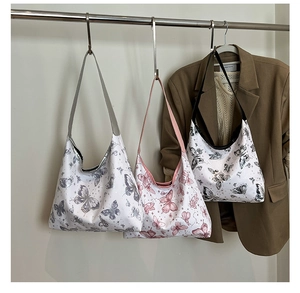 Dettaglio di tre borse hobo con stampe a farfalla in diverse combinazioni di colori