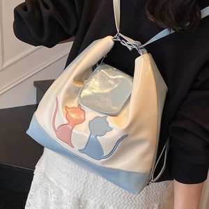 Sac à dos bicolore crème et bleu en similicuir avec motifs de chat et bretelles fines