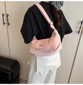 Détail du sac à bandoulière rose demi-lune avec boucle en métal et sangle réglable