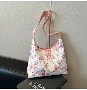 Dettaglio della borsa hobo con stampe di farfalle rosa e tracolla in pelle pregiata