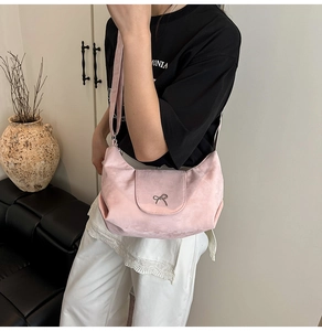 Sac demi-lune rose en daim avec nœud argenté et bandoulière élégante pour femme