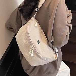 Borsa a tracolla minimalista in nylon beige con cinturino regolabile e tasche utili