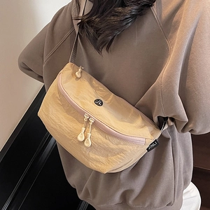 Borsa a tracolla a mezzaluna in nylon kaki con doppia zip e stampa logo JL minimalista
