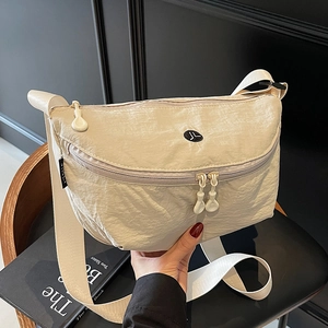 Borsa a tracolla minimalista beige in nylon con doppia cerniera e tracolla regolabile