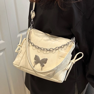 Sac bandoulière crème avec papillon argenté et détail de chaîne métallique chic
