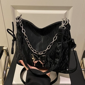 Sac bandoulière noir plissé Y2K avec chaîne argentée et pendentif papillon en métal