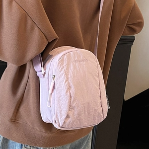 Sac bandoulière minimaliste en nylon lavande avec texture plissée et bandoulière réglable
