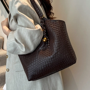 Sac Cabas en Cuir PU Tissé pour Femmes Grande Capacité Sac à Épaule Minimaliste Urbain Avec Charme de Cloche Sac à Main À La Mode