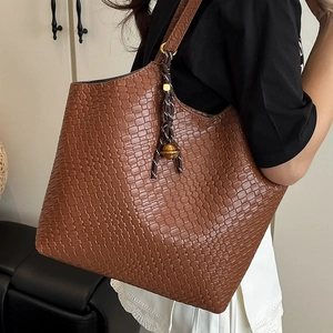 Sac cabas en cuir tressé marron caramel avec breloques pour le quotidien des femmes