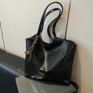 Sac fourre-tout noir tissé pour femme avec texture cuir et breloque clochette