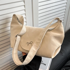 Sac seau crème chic avec nœud métallique et large bandoulière pour usage quotidien