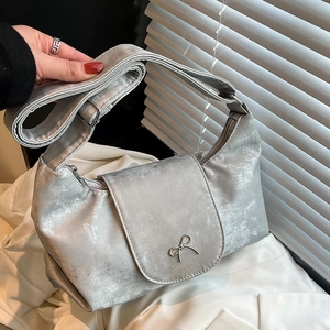 Sac bandoulière argenté métallisé en forme de croissant avec boucle nœud et large sangle