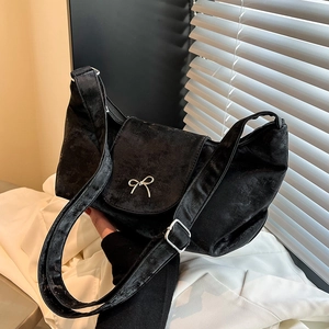 Sac hobo tendance en velours noir avec nœud en métal argenté et bandoulière réglable