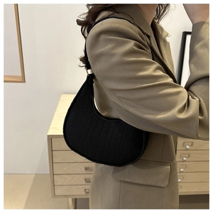 Gros plan du sac porté épaule noir avec motif crocodile et détails dorés