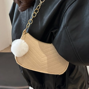 Borsa a Tracolla da Donna Trapuntata Sotto l'Ascella Semplice Borsa a Mano in Tessuto di Nylon Con Catena d'Oro e Ciondolo a Pompon Bianco