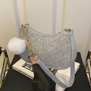 Borsa a spalla minimalista in feltro grigio con trama trapuntata e catena dorata di lusso