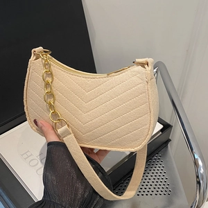 Elegante borsa hobo trapuntata beige con catena dorata per un look raffinato a spalla
