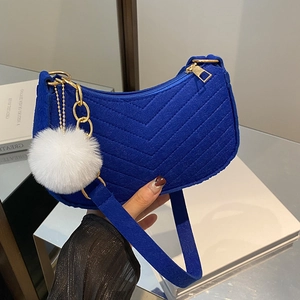 Borsa a spalla blu a mezzaluna con trapuntatura a V e ciondolo di pelliccia sintetica bianca