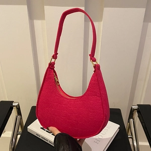 Sac hobo rouge rose à motif crocodile avec un design minimaliste en forme de croissant