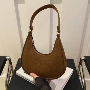 Sac sous le bras demi-lune marron à motif crocodile et fermeture éclair dorée chic