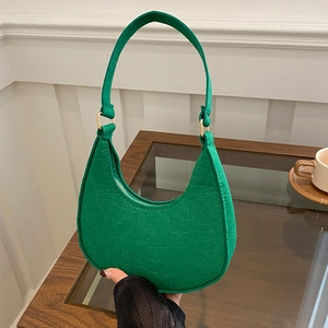 Sac hobo vert émeraude à motif crocodile avec bandoulière et anneaux métalliques