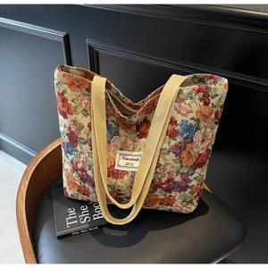 Détail du cabas en toile florale avec texture jacquard sur une chaise vintage