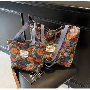 Détails des sacs cabas en toile jacquard fleurie avec anses tissées et étiquette en tissu