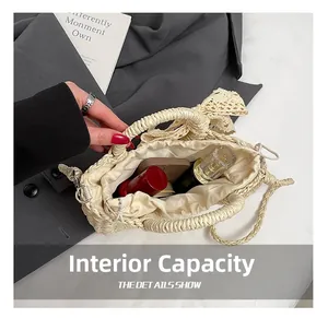 Détail de l'intérieur d'un sac en paille montrant l'espace pour téléphone