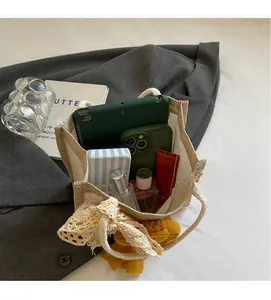 Capacità interna della mini borsa in iuta con smartphone, tablet e vari cosmetici