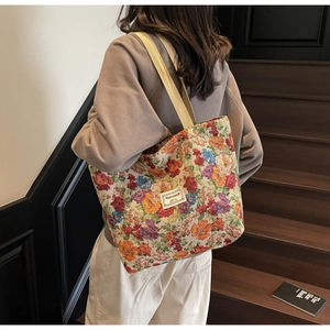 Détail du sac cabas en jacquard floral vintage avec anses en toile de coton