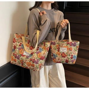 Détail de sacs cabas en jacquard tissé avec des motifs floraux en deux tailles