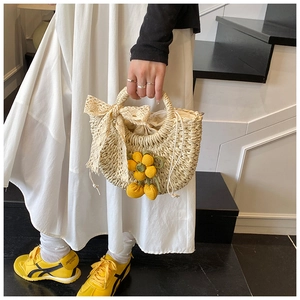 Sac en paille avec fleur tricotée jaune, nœud en dentelle et doublure avec cordon