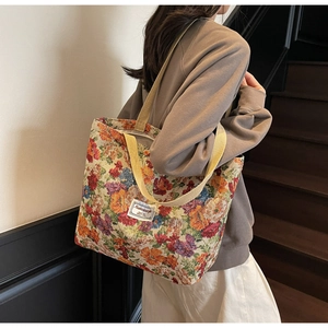 Détail du grand sac cabas en tapisserie florale montrant le motif jacquard coloré
