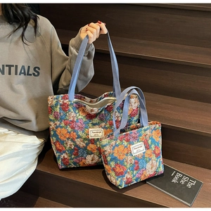 Détail de l'ensemble tote en jacquard floral avec texture brocart et anses tissées