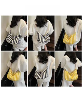 Vues détaillées du sac hobo en toile rayée rétro en bleu et jaune sur le mannequin