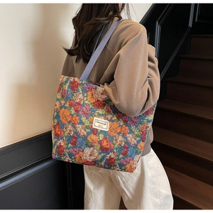 Détail du sac cabas en toile à fleurs style peinture à l'huile avec bandoulière