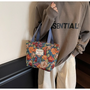 Détail du tissu de tapisserie florale vintage sur un grand sac cabas en toile