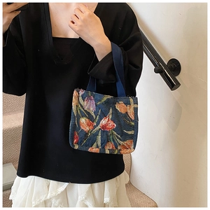 Dettaglio della borsa tote grande in jacquard blu navy con motivo a tulipani colorati