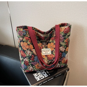 Gros plan sur un sac cabas vintage en jacquard floral avec bandoulières en toile