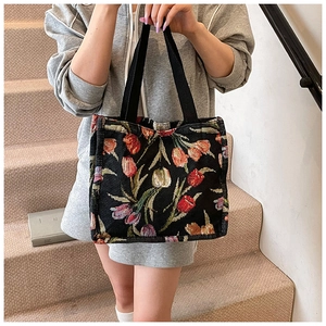 Dettaglio della borsa tote grande con jacquard a tulipani colorati e manico nero
