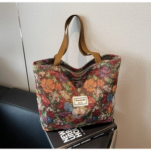 Détail du sac cabas floral en tapisserie avec tissu jacquard vintage et anses en toile