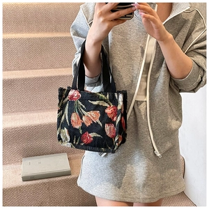 Dettaglio della borsa tote capiente con vivace motivo floreale jacquard a tulipani