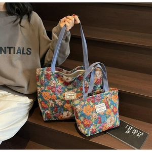 Vue détaillée des sacs cabas en toile jacquard florale vintage en grand et petit