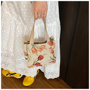 Dettaglio della borsa tote jacquard con motivo a tulipani e vivaci fiori rossi
