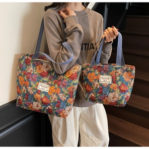 Détail de grands et petits sacs fourre-tout à fleurs vintage sur un escalier en bois